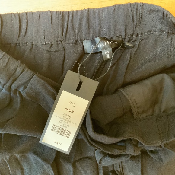 DYNAMITE Sally Flowy Belted Short - black - Style No. 0605870 - Picture 8 of 11